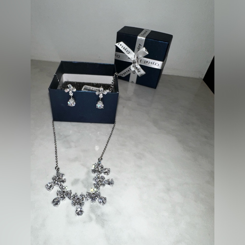 Fashion Jewellery Earings and Necklace Set, Perfect as Bridal Jewellery.